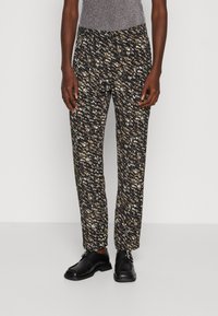 Zwarte broek met een patroon en een gestructureerd ontwerp met gouden en witte accenten, slim fit en een gladde stofafwerking.