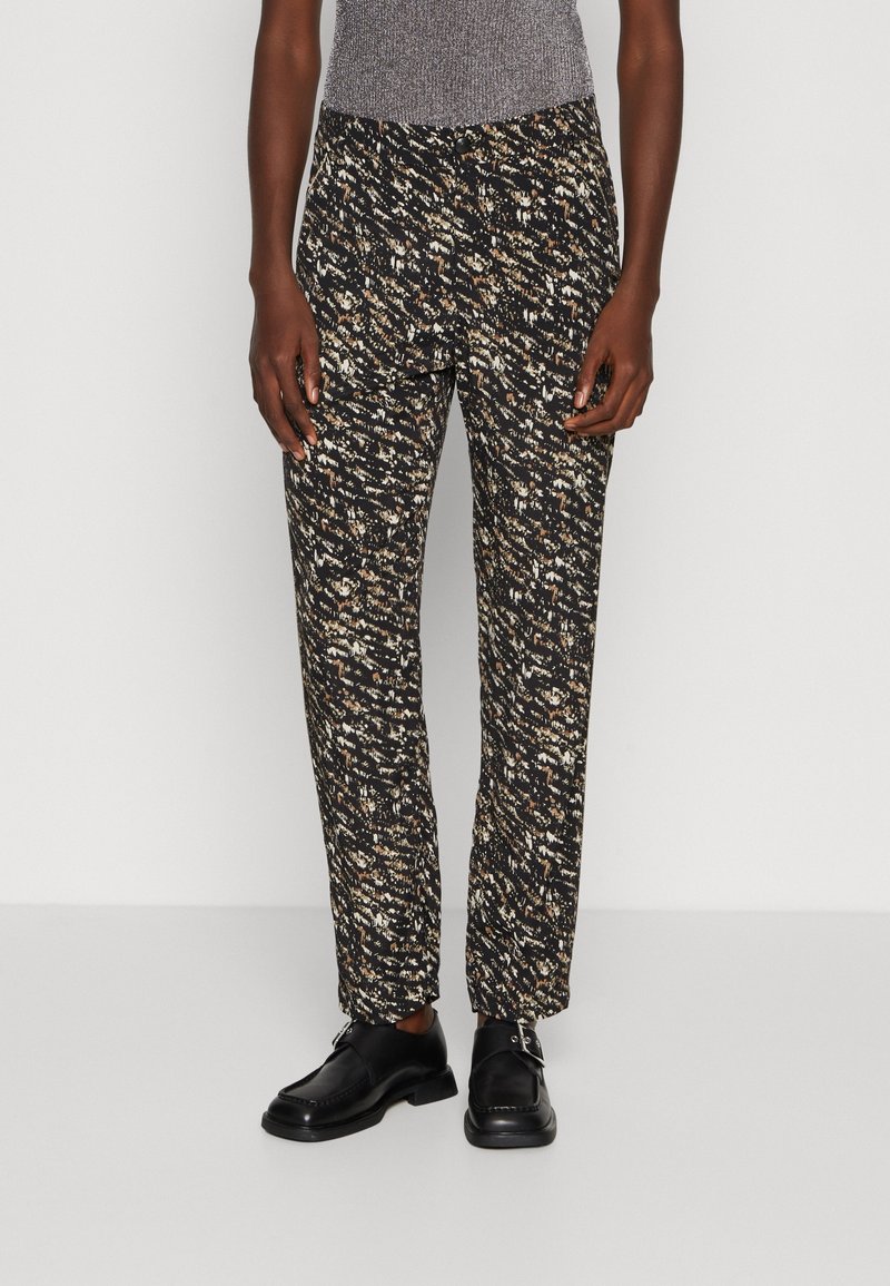 Zwarte broek met een patroon en een gestructureerd ontwerp met gouden en witte accenten, slim fit en een gladde stofafwerking.