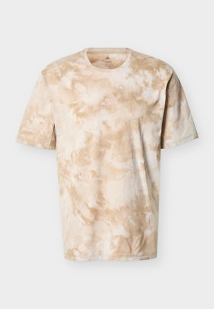 Beige-weiß batikfarbenes T-Shirt mit kurzen Ärmeln und Rundhalsausschnitt, mit einem dezenten Adidas-Logo, das mittig auf der Brust platziert ist.
