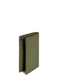 Billetera de cuero verde con un diseño sencillo, que presenta múltiples ranuras para tarjetas y una textura suave. Abierta, mostrando el interior.