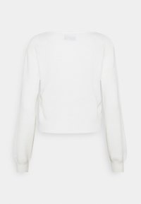 Biały krótki sweter z długimi rękawami, teksturowanym wzorem dzianiny, prą�żkowanymi akcentami na mankietach oraz otwartym detalem na plecach.