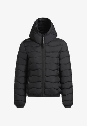 Schwarze gepolsterte Jacke mit Kapuze, ausgestattet mit einem Reißverschluss und wellenförmigem Steppmuster. Hergestellt aus glattem synthetischem Material mit elastischen Bündchen.