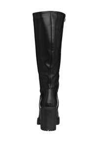 Botas de cuero negro hasta la rodilla con un tacón bloc texturizado y cremallera lateral. Acabado liso con detalle de costura vertical en el eje.