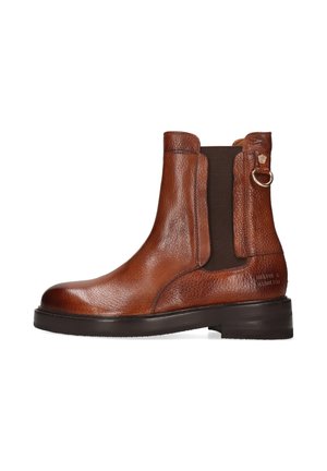 Bottine Chelsea en cuir marron avec des panneaux élastiques sur les côtés, semelle noire et une languette avec un anneau en métal à l'arrière.
