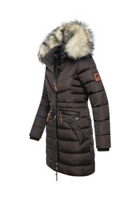 Brun vadderad parka med huva i syntetpäls, dragkedjefickor och ribbade ärmslut. Har en texturerad yta och kontrasterande orange accenter.