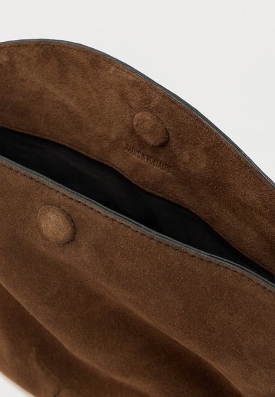 Καφέ φάκελος από σουέντ με λεία εσωτερική επένδυση, στρογγυλεμένο καπάκι και λεπτομέρεια κλεισίματος με κουμπί. Το κάτω άκρο εμφανίζει ραφές και λογότυπο.