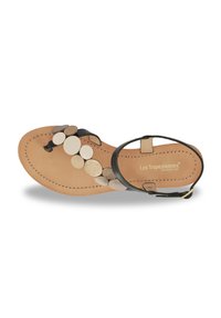 Sandal in pelle nera con anello per le dita, caratterizzato da un insieme di accenti rotondi lisci e texturizzati in beige e tan sulla cinghia.