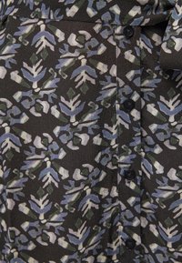 Schwarzer Stoff mit einem floralem und abstraktem Muster in Blau- und Grüntönen. Verfügt über schwarze Knöpfe an der Vorderseite. Weiche Textur.