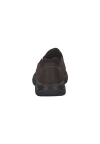 Braunes Lederschuh mit einer schwarzen Gummisohle, runder Form und sichtbaren Nähten. Das Design ist hinten niedrig geschnitten, um ein einfaches Anziehen zu ermöglichen.