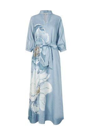 Šviesiai mėlyna ilga suknelė su trimis ketvirčiais rankovių, V formos iškirpte, surišta liemens diržu ir dideliu baltu gėlių raštu ant sijono šono.