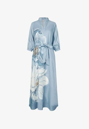 Helehall sinine pikk kleit kolmeveerandvarrukatega, V-kaelusega, vööga, mis on vöökohal seotud, ja suure valge lillemustriga seelikupoolel.