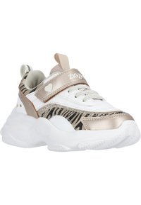 Chaussure de sport blanche avec des accents argentés, des détails en imprimé zèbre et une sangle Velcro. Elle possède une semelle en caoutchouc texturée et un col rembourré.
