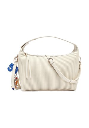 Borsa color crema a coste con tracolla regolabile e portachiavi decorativo con numero e lettera appeso al lato.