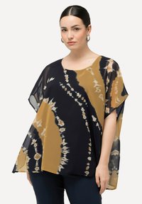 Blusa fluida navy e oro con stampa tie-dye, a maniche corte, caratterizzata da un colletto rotondo e una silhouette morbida, realizzata in tessuto leggero.