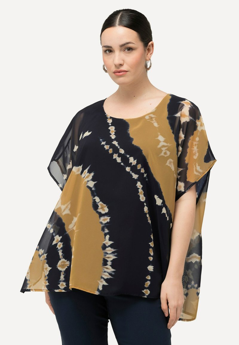 Blusa fluida navy e oro con stampa tie-dye, a maniche corte, caratterizzata da un colletto rotondo e una silhouette morbida, realizzata in tessuto leggero.
