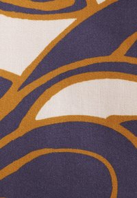 Tessuto con uno sfondo crema e audaci motivi astratti curvi in blu navy e arancione. Il tessuto ha una superficie liscia.