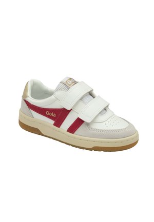 Zapatilla blanca y beige con rayas rojas en los laterales, doble cierre de velcro y suela de goma, con la marca "Gola" en el lateral y en la lengüeta.