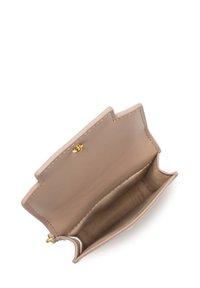 Portefeuille en cuir beige au design simple, comportant deux compartiments et une fermeture pression dorée. Texture lisse avec des coutures visibles.