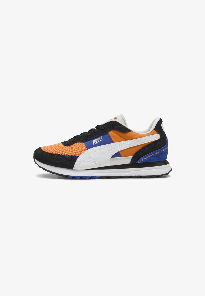 Sportssko med en overdel i orange, sort og hvid mesh og ruskind, med blå detaljer og en tekstureret gummisål.