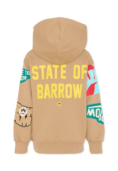 Felpa con cappuccio color sabbia con grande stampa gialla "STATE OF BARROW." Presenta accenti e grafiche colorate sulle maniche, incluso un volto sorridente.