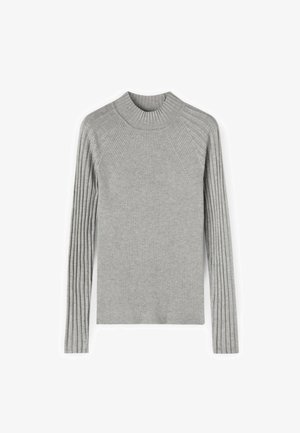 Harmaa ribbineuleinen villapusero korkealla kauluksella, pitkillä hihoilla ja pystysuorilla raidoilla. Valmistettu pehmeästä kankaasta, jossa on istuva muoto ja teksturoitu yksityiskohta.