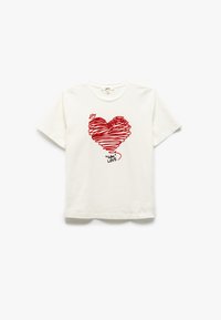 Hvid bomulds T-shirt med korte ærmer, der har et rødt, kradset hjerte-design og teksten "Jeg vil altid elske." Blød tekstur, afslappet pasform.