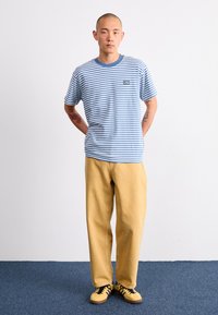 Obey Clothing ESTABLISHED WORKS EYES - Apdrukāts T-krekls - coronet blue