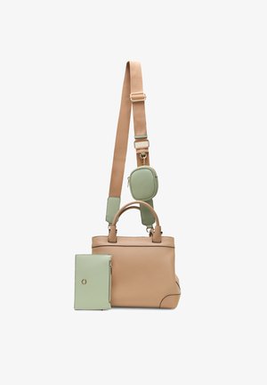 Bolso de mano de cuero marrón claro con una correa ancha a juego, pequeño monedero verde adjunto y cartera verde separada con cremallera dorada y emblema.