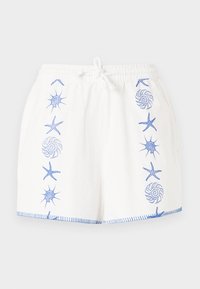 Λευκά σορτς με μπλε κεντητά σχέδια θαλασσινού θέματος, όπως αστερίες και κοχύλια, και λευκό κορδόνι στο ελαστικό κορδόνι στη μέση.