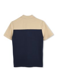 Polo à manches courtes présentant une section supérieure beige et une section inférieure bleu marine, confectionné en coton lisse avec un col côtelé.