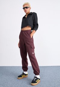 adidas Originals Hlačami s stranskimi žepi - shadow brown