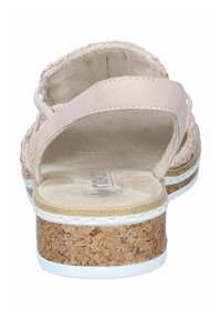 Sandale rose avec une bride tressée, semelle en liège, semelle intérieure texturée et semelle extérieure en caoutchouc blanc ; dispose d'une bride arrière ajustable pour un bon maintien.