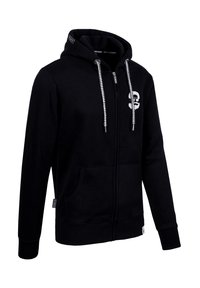 Zwarte ritssluiting hoodie gemaakt van zachte stof, met een logo op de voorkant, twee zijzakken en witte trekkoorden met een geruit patroon.