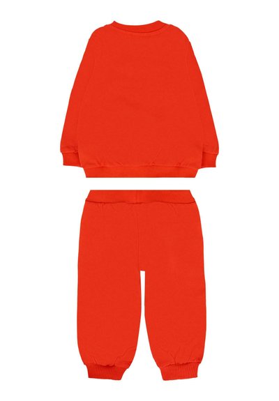 Heldere oranje lange mouwen sweatshirt voor kinderen en bijpassende broek met elastische tailleband en geribde boorden liggend, achterkant gezien.