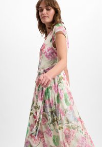 Floral Maxikleid aus leichtem, transparentem Stoff. Mit Rundhalsausschnitt, kurzen Ärmeln und Taillengürtel, in pinken und grünen botanischen Drucken.