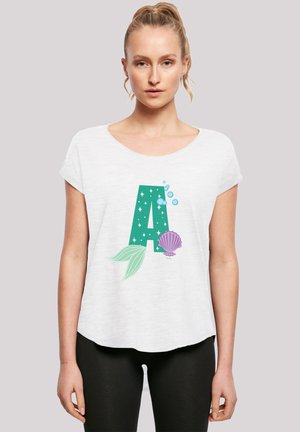 Hvit t-skjorte med korte ermer som har et stort grønt bokstav "A" design med bobler, et blad og et lilla skjell. Mykt stoff, avslappet passform.