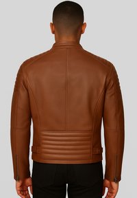 Giacca in pelle marrone con dettagli di cucitura verticali e orizzontali sul retro, dotata di polsini con zip e regolazioni laterali.