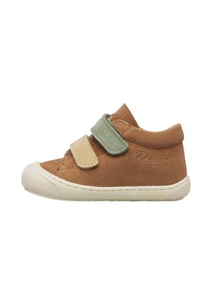 Scarpa da bambino in camoscio marrone con cinturini beige e verdi a strappo, collo imbottito e suola in gomma bianca con paraurti testurizzato.