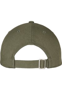Khaki színű baseball sapka ívelt billentéssel, hátul állítható pánttal, texturált anyagból készült, és szellőzőnyílással a tetején.