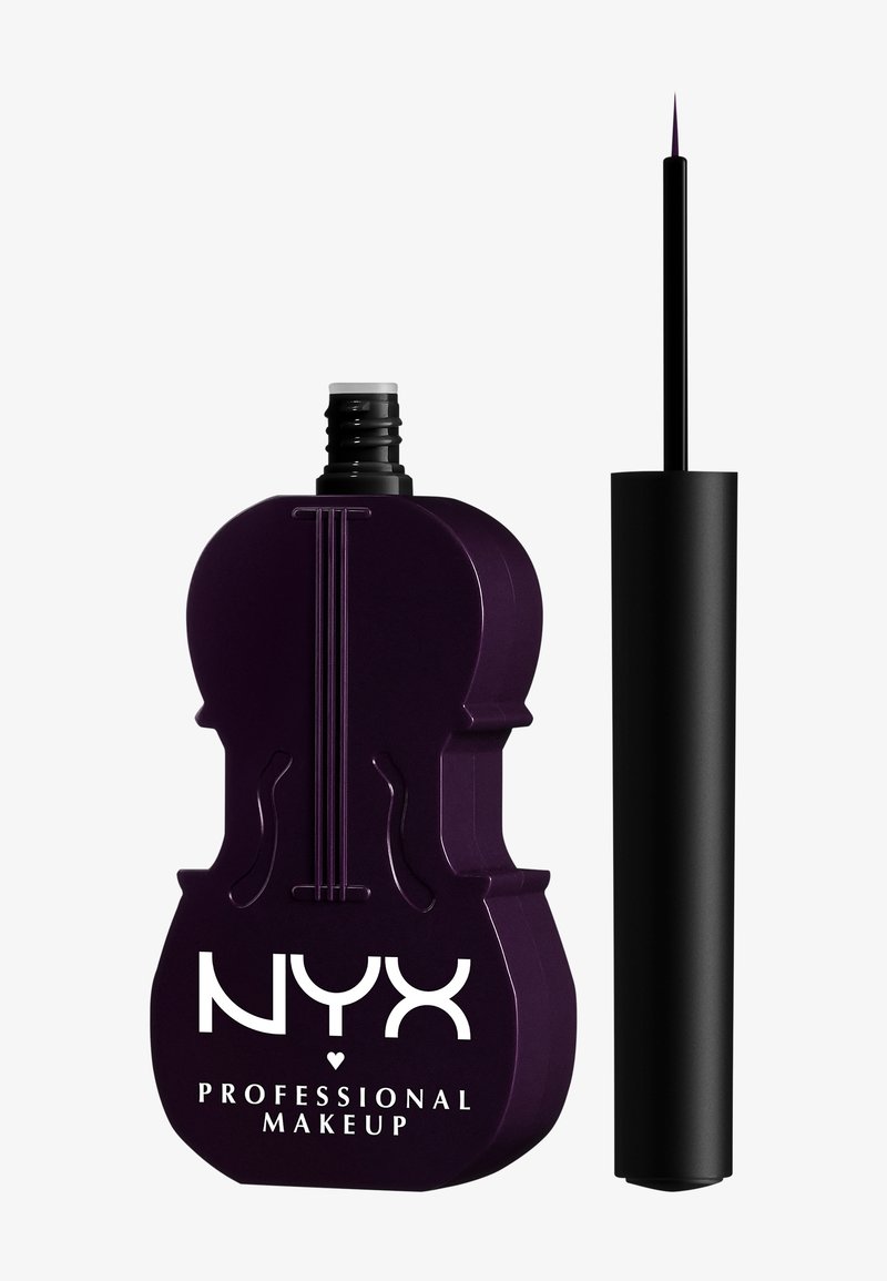 Bottiglia viola a forma di violino con un tappo nero e un applicatore nero sottile. Presenta il logo NYX Professional Makeup in bianco alla base.