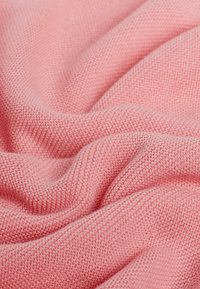 Rosa gestrickter Stoff mit einer strukturierten, atmungsaktiven Webart. Weicher Fall, der ein einheitliches Muster und eine leichte Elastizität aufweist.