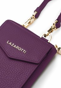 Borsa a mano in pelle viola con una finitura testurizzata, dotata di hardware dorato e chiusura a patta. Il nome del marchio "LAZAROTTI" è impresso sul davanti.