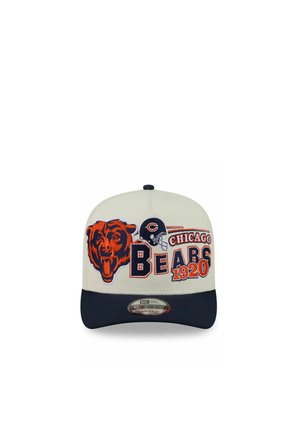 Weiße und marineblaue Kappe mit einem orangefarbenen Bärenkopf, einem Chicago-Helm und dem Schriftzug "Chicago Bears 1920" auf der Vorderseite.