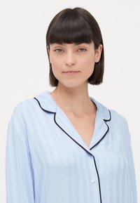 Triumph AMOURETTE JACQUARD SET - Nattplagg set - ice