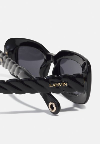 Juoda saulės akinių rėmeliai su storais rėmais, tamsiais objektyvais ir susuktomis juodomis šventyklų dalimis, turinčiomis auksinį „LANVIN“ logotipo akcentą.