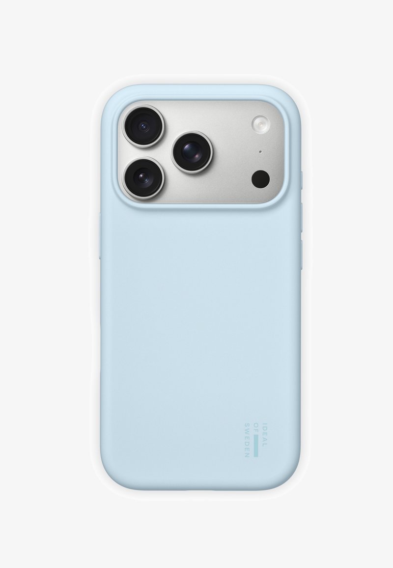 Funda para teléfono de silicona azul claro en un smartphone con tres cámaras traseras en un borde elevado de protección.
