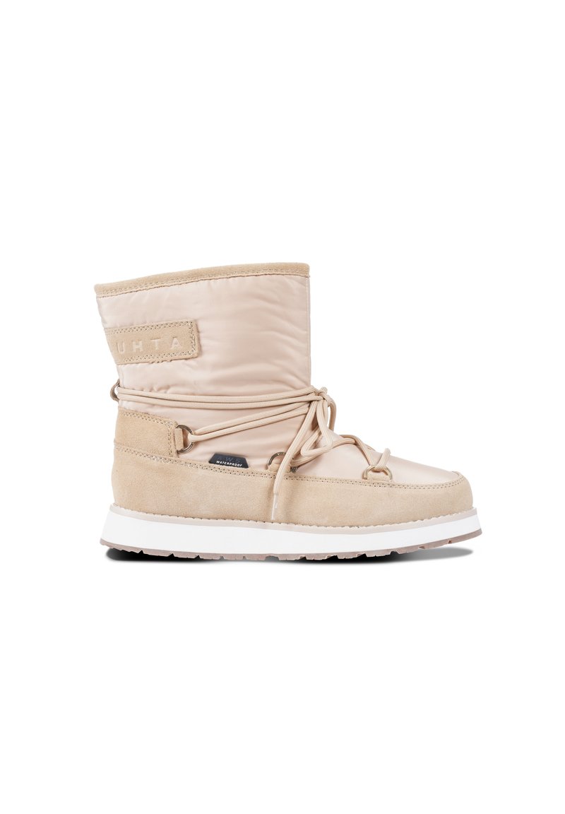 Botte imperméable beige avec une tige en nylon rembourrée et un bas en daim, dotée de lacets réglables et d'une semelle en caoutchouc blanche.