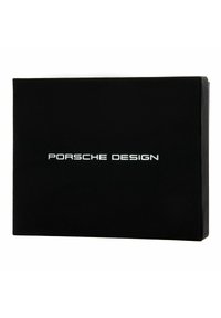 Confezione rettangolare nera con finitura opaca, caratterizzata dal testo in rilievo "PORSCHE DESIGN" di colore bianco sul davanti.