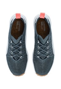 Ein Paar graue Strick-Sportschuhe mit weißen Sohlen, korallfarbigen Zuglaschen und Kreuzschnürung, von oben auf einem weißen Hintergrund betrachtet.