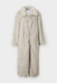 Cappotto lungo in pelliccia sintetica di colore grigio chiaro con ampio colletto e maniche larghe, caratterizzato da una linea dritta e una texture morbida. Senza chiusure visibili.